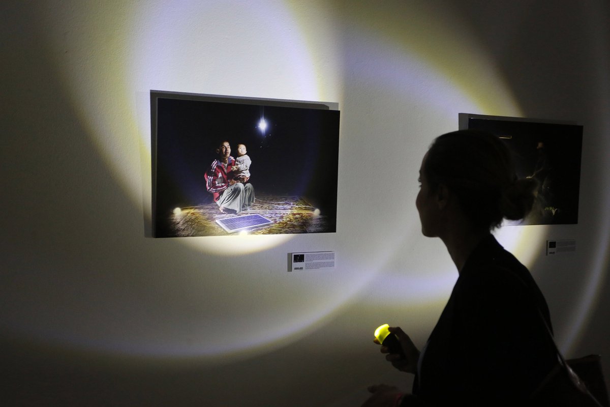 CulturaGobCan's tweet photo. 🔦📸 @isaaccastellano inaugura la exposición "Solar Portraits", de @RubenSalgadoo, enmarcada en el II Foro Europeo de Energías Limpias que se celebrará en #Lanzarote en noviembre. Fotografías espectaculares que podrán disfrutar de manera muy singular ➡️➡️https://t.co/kED7vpVhuX https://t.co/FizQbLKgoa
