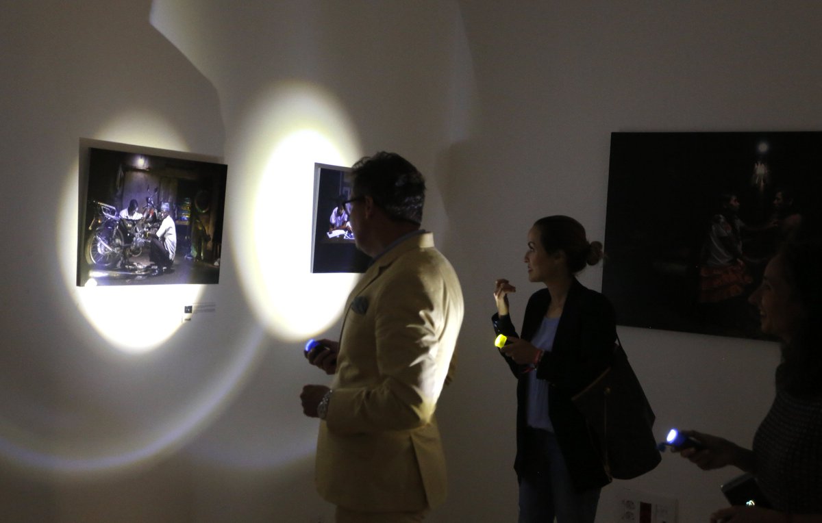 CulturaGobCan's tweet photo. 🔦📸 @isaaccastellano inaugura la exposición "Solar Portraits", de @RubenSalgadoo, enmarcada en el II Foro Europeo de Energías Limpias que se celebrará en #Lanzarote en noviembre. Fotografías espectaculares que podrán disfrutar de manera muy singular ➡️➡️https://t.co/kED7vpVhuX https://t.co/FizQbLKgoa