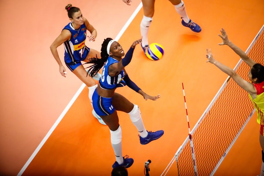 Stellare la campionessa padovana Paola Egonu, che trascina le Azzurre in finale con un record assoluto di punti in una partita di un Mondiale, ben 45.
In bocca al lupo per domani, ragazze. Comunque vada, una Nazionale STRAORDINARIA! <a href="/paola_egonu/">Paola Egonu</a>
