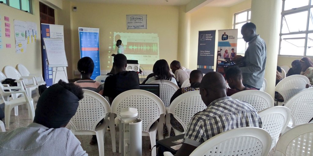 IMChallengeug's tweet photo. @KisemboAntonio illustrates to students how to use the #WaveEditor application on smartphones to edit audio files.
Since phones are the first screens,we need to create content with them.
#MCIMobileNewsroom
#ReframingRefugeeStories 
@dw_akademie @KasUganda @usmissionuganda https://t.co/kFLXQj2hZD