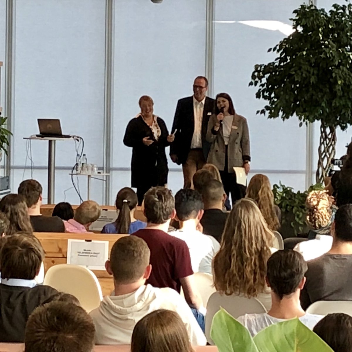 YAEZagency's tweet image. Heute sind wir zusammen mit der @dkjs_bildung mit #o2ThinkBig beim @telefonica_de Volunteering Day auf dem #thinkbigxxl Camp. Thema Digitalisierung, 60 Jugendliche, o2-Mitarbeiter als Volunteers und tolle Speaker wie @ShaiHoffmann und @SophiePassmann. 🚀👩‍💻