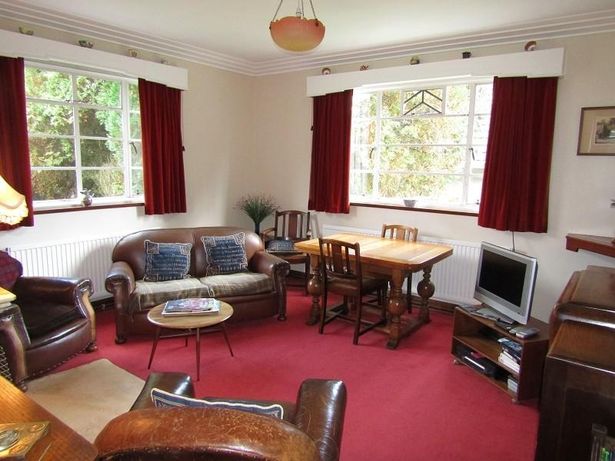reviewwales's tweet photo. An iconic art deco home has gone on sale in Wales, where nothing has changed for years: "The detached home near Llanelli was built in  1939, and even most of the furniture are original pieces from the era.":
https://t.co/GvHFGF5kfW
#wales #cymru #art https://t.co/5L5bBnP3iy