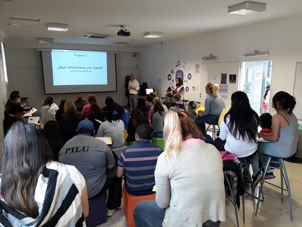 FedeBerardiOk's tweet photo. AHORA. Comenzó el curso de Promotores Socio-sanitarios que organiza @DefensoriaCABA en La Casa de la Cultura de Villa 21-24. Otro trabajo de equipo. @trottaoscar #DefensoriaEnVillas #PromoverDerechos https://t.co/T39QQmp5Ab