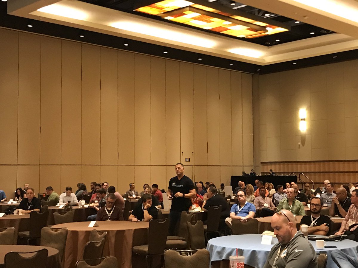 OrlandoVMUG: Our keynote speaker hcmccain kicking off the OrlandoVMUG User Conference!  #orlvmug #nsxmindset #vmug