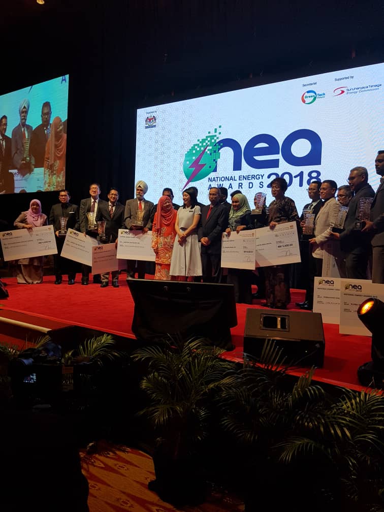 Alhamdulillah.. Congratulations JKR!!! On winning the National Energy Award. 
A concerted effort between <a href="/csfbjkr/">CSFB JKR</a> <a href="/JKR_CKM/">JKR CAW. KEJ. MEKANIKAL</a> <a href="/JKRElektrik/">Cawangan Kejuruteraan Elektrik Ibu Pejabat</a> <a href="/CawanganArkitek/">Cawangan Arkitek</a>, occupiers of block A-F, JKR HQ and <a href="/CASKT_JKR/">Cawangan Alam Sekitar & Kecekapan Tenaga JKR</a>.
May this be a motivation to others..
<a href="/RoslanMdTaha/">Roslan Md Taha</a>
<a href="/JKRMalaysia/">JKR Malaysia</a>
