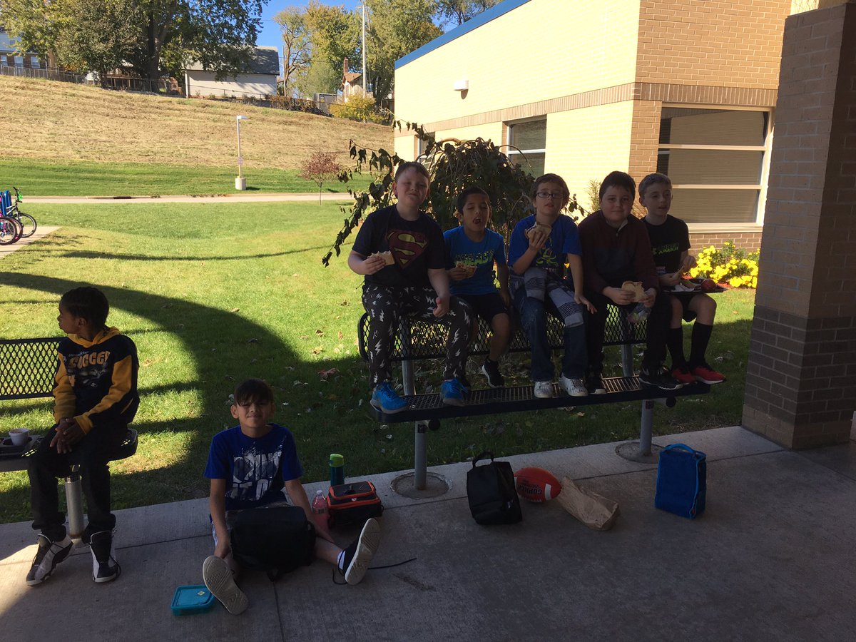 MrsKFisher1's tweet photo. Mrs. Fisher’s class eating outside for Environmental Science Friday. https://t.co/fhGAef30uV