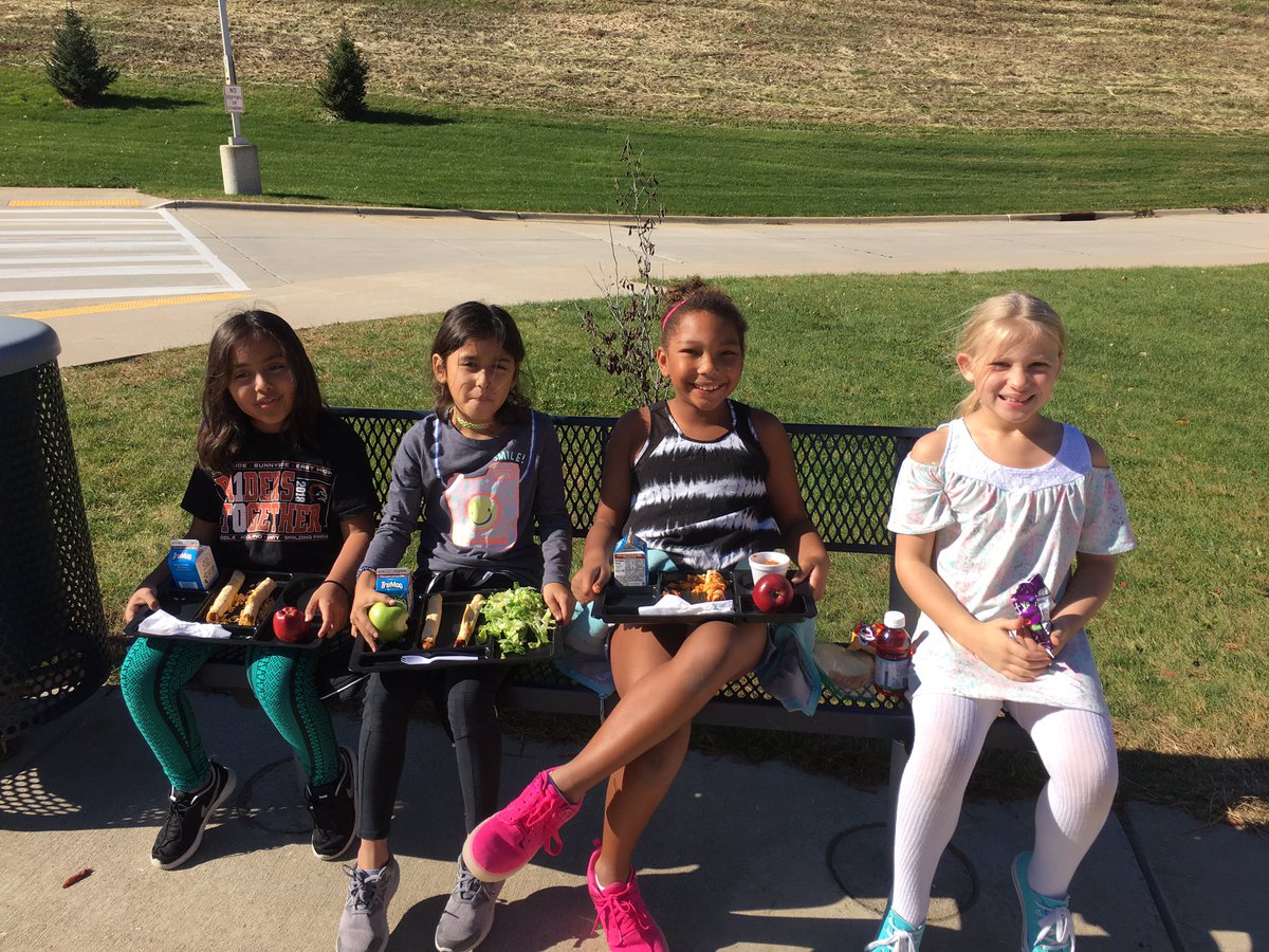 MrsKFisher1's tweet photo. Mrs. Fisher’s class eating outside for Environmental Science Friday. https://t.co/fhGAef30uV