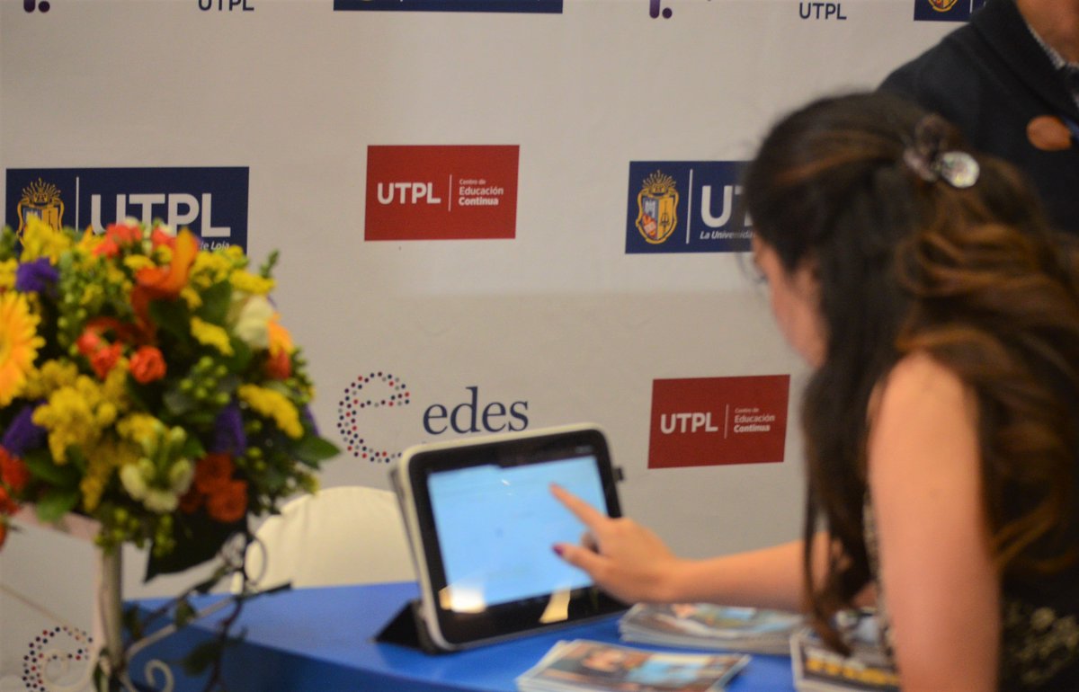 UtplQ's tweet photo. "Nadie es tan pobre que no pueda ayudar y nadie es tan rico que no necesite recibir". Gracias a la invitación de @Multitrabajos formamos parte de lo que fue la #CumbreTalentoHumano con el tema #ResposabilidadSocial https://t.co/Cu94bxG9Vq
