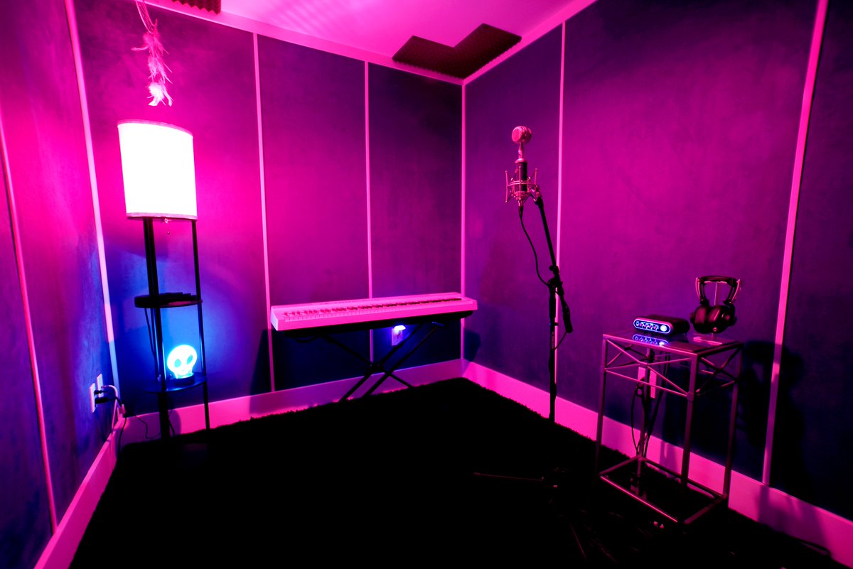 EndvrStudiosLA's tweet image. ✨WHERE THE MAGIC HAPPENS✨Happy Friday! Peep another lighting and setup in our beautiful booth😍💖 Imagine all the projects you could launch here! What are you waiting for? 🚀🚀🚀 #EndeavorStudiosLA #RecordingStudio #BoothVibes #Magic #Create #Work #BlastOff 
📷: @frankhobbs_iv