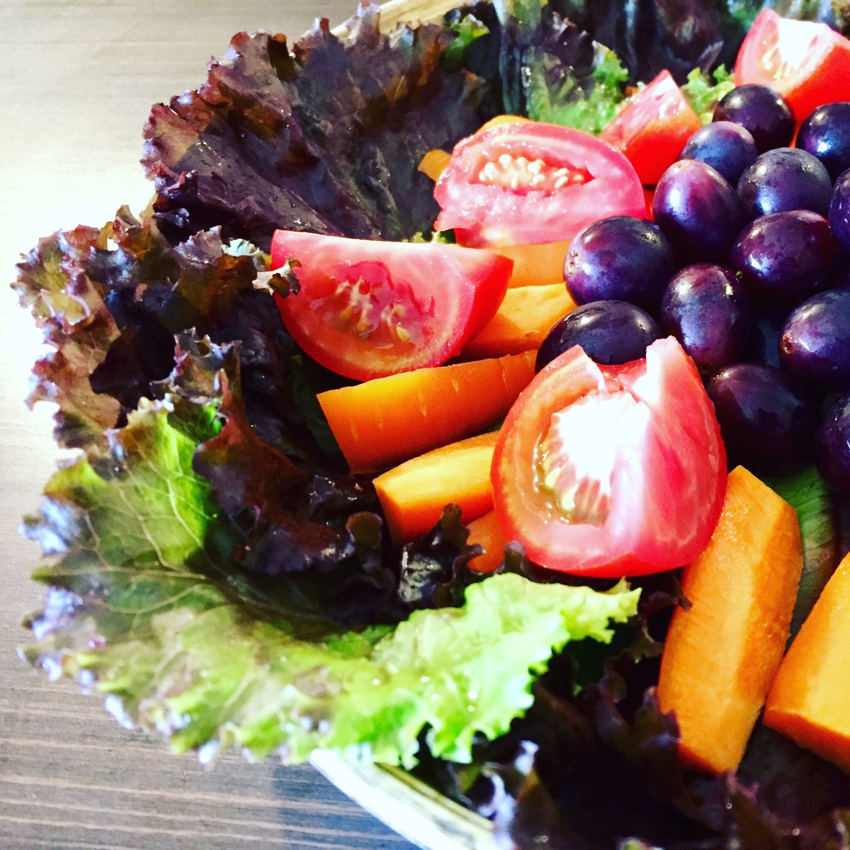 meuamigoedu's tweet image. Salada para o almoço: #alface, #tomate, #cenouras e #uvas