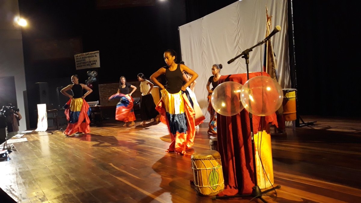 RosangelaOrozco's tweet photo. Nuestros Maestros y Maestras todos los días en ese salón de clase construyen Comunidad, Ciudadanos para la Paz y la Cultura, y fundamentalmente construyen muchachos para la democracia y participación. @NicolasMaduro @psuvaristobulo desde el Teatro Alameda. San Agustín # Caracas https://t.co/FLxKXlBF8G
