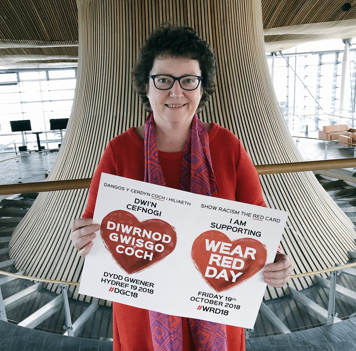 ElinCeredigion's tweet photo. Heddiw yw Diwrnod Gwisgo Coch, er mwyn dangos y cerdyn coch i hiliaeth, ac rwy’n balch iawn i’w cefnogi! #DGC18
Today is Wear Red Day, to show racism the red card, which I’m very proud to support! #WRD18 https://t.co/bz1kKLu0tD