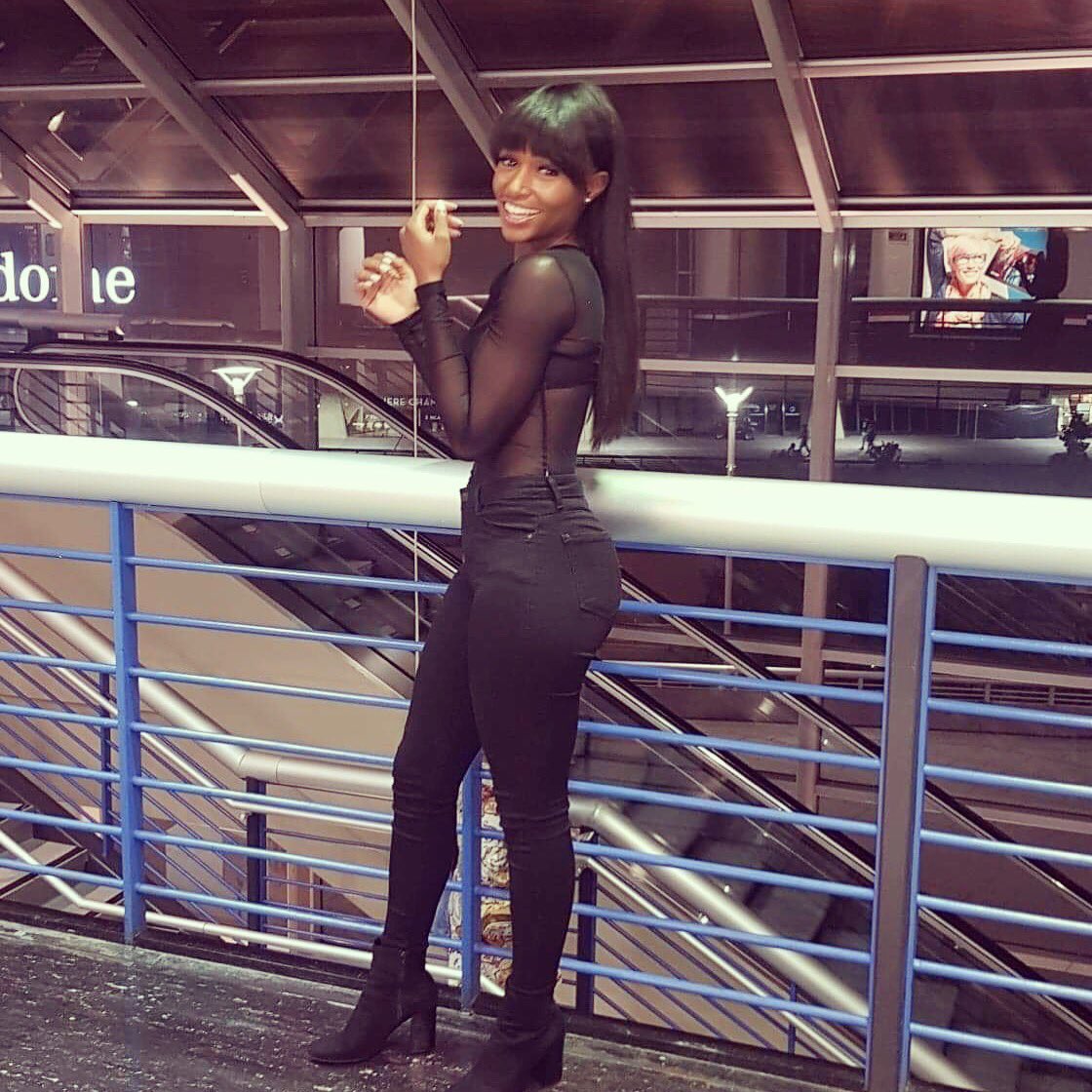 _sunfloweerrss_'s tweet photo. Love The Hell Out Of Yourself 🌻#FridayMotivation #IrresponsibleTour #Melanin #smile #bangs #KevinHart  #NewOrleans https://t.co/SYayQLO3bG