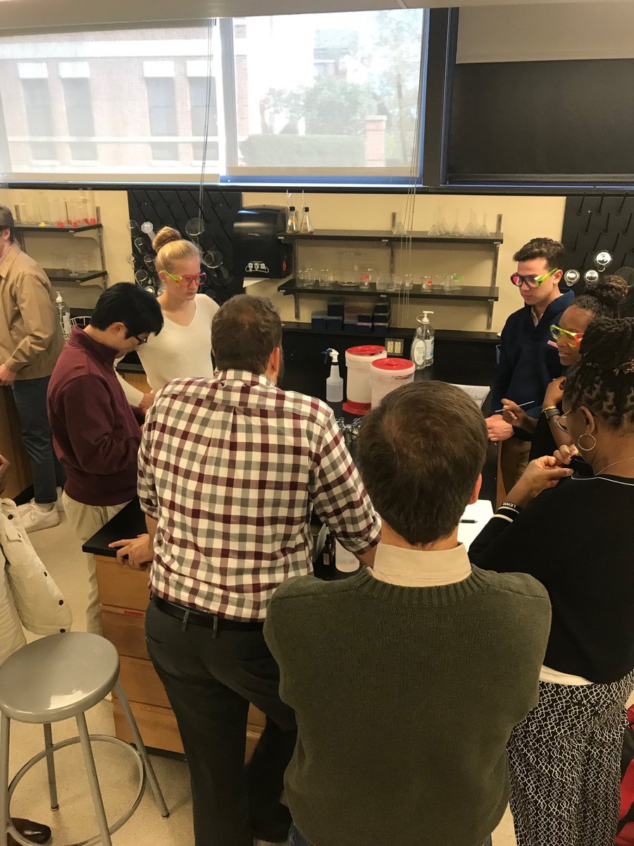loomischaffee's tweet photo. Identifying bacteria in Microbiology #LCParentsWeekend https://t.co/ecx9JI5xlq
