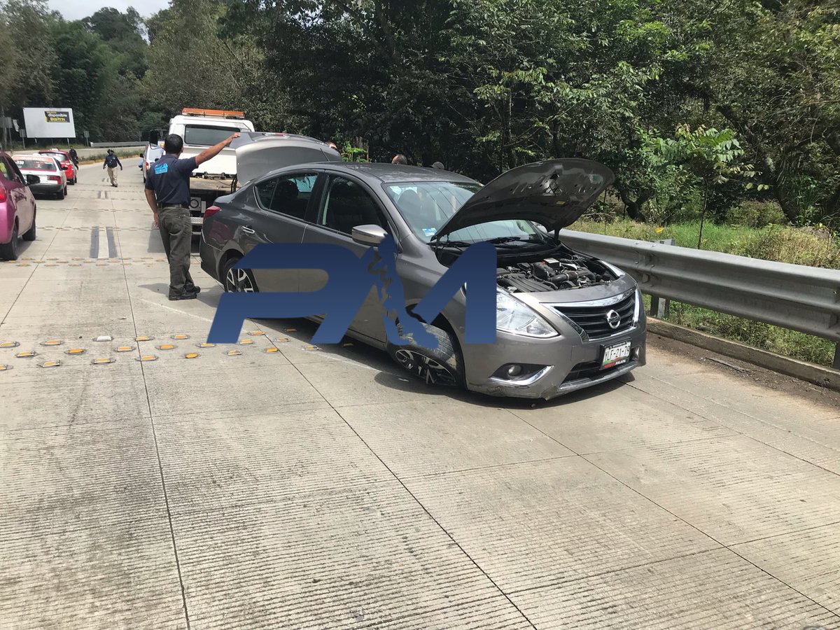 PrimeraManoM's tweet photo. 3 accidentes sobre la Xalapa-Coatepec altura Río Sordo, uno múltiple 3 vehículos involucrados dirección #Xalapa, Aveo se sale del camino dirección #Coatepec y Versa se brinca el camellón, termina sobre carril dirección Xalapa, no reportan lesionados @VialidadXalapa @angelesglezc https://t.co/zmv8QoB8My