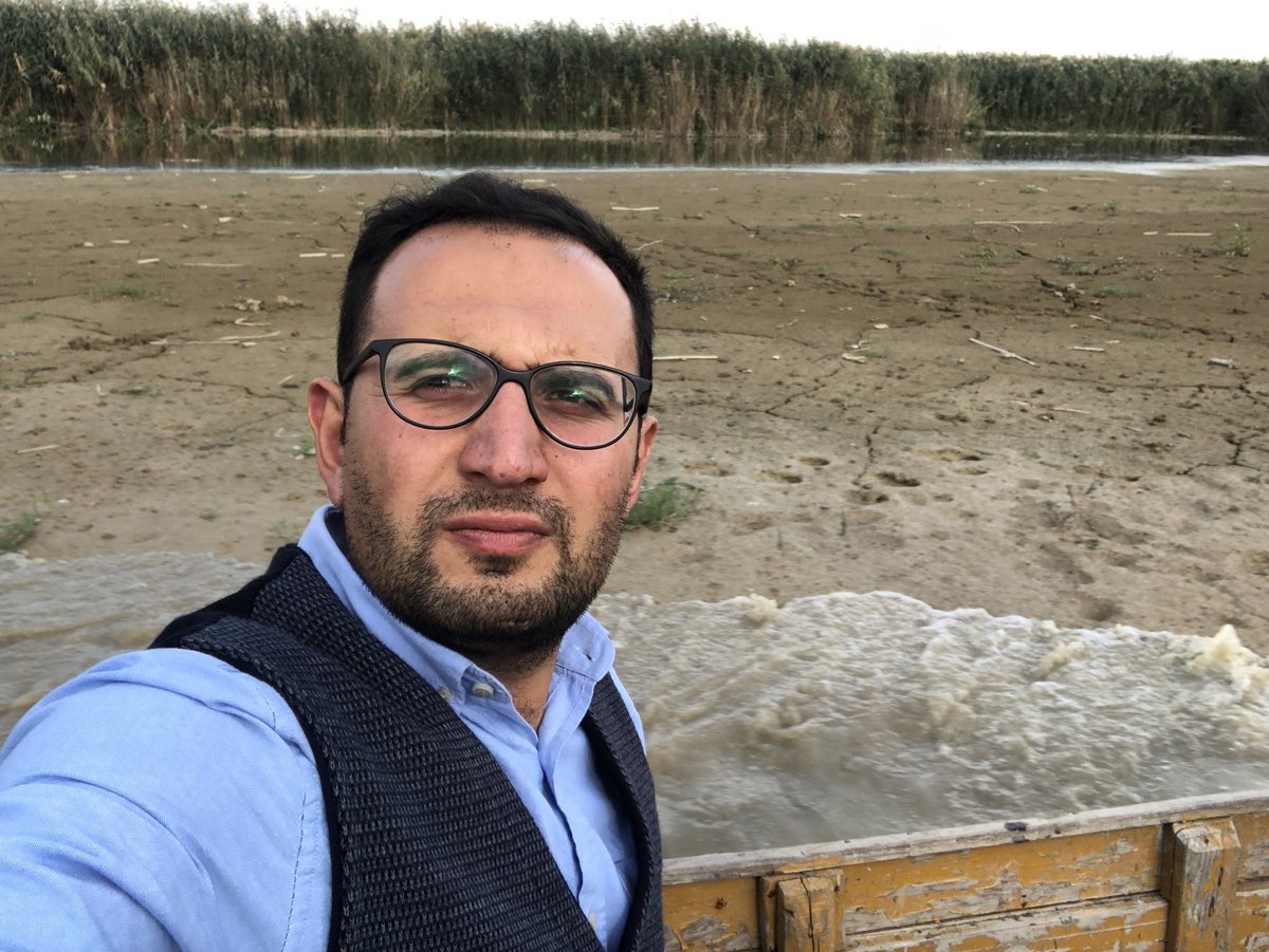 nailazbay's tweet image. Şu anda Eber Gölünün tam ortasındayım.
Göl suları çekilmiş.
Doluluk oranı yüzde 30’larda...
Türkiye’nin en büyük tatlı su kaynaklarından olan göl hem kuruyor hem de zehirleniyor...
Bir zamanlar 20 metre su derinliği olan gölde şu anda en derin yer 1 metre...
#eber #afyon #çevre