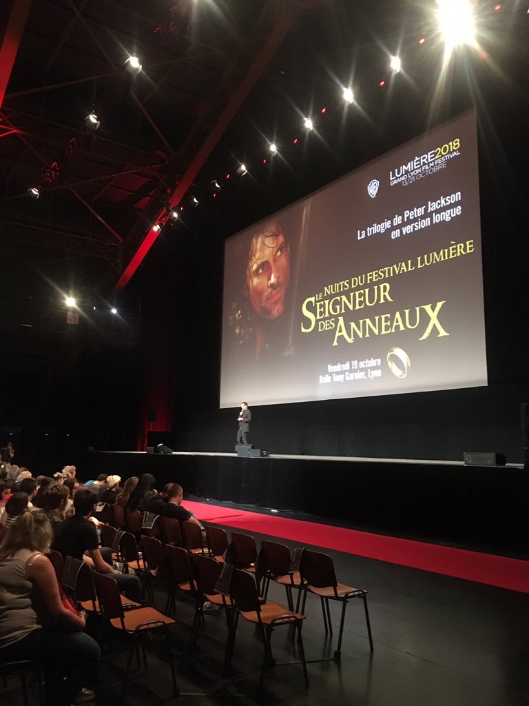 souscouverture_'s tweet photo. On bosse ce soir chez @souscouverture! 😊soirée @FestLumiere à la Hall Tony Garnier pour la nuit du #SeigneurdesAnneaux avec @OrangeAuRA ! 🍿🎬 jeux, animations et pop corn ! #Lumiere2018 #partage #orange #dormirCestTricher https://t.co/wSK45o8VEe