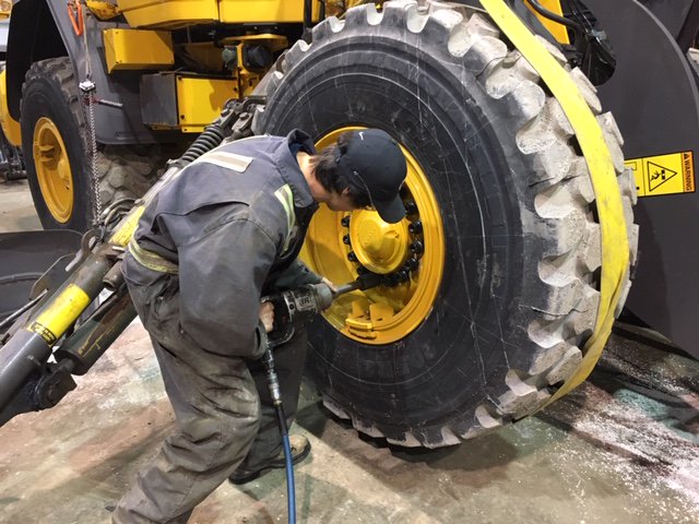 JenStew73969413's tweet photo. Another West Carleton Carleton OYAP student changing a tire on a Volvo L90H Wheel Loader. Thanks #STRONGCO!
#WCSSCoop @OCDSB @WestOnline @WestCarletonSS @DarrylWestvp https://t.co/dPOZ6DrTZD