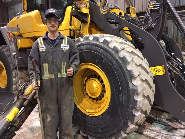JenStew73969413's tweet photo. Another West Carleton Carleton OYAP student changing a tire on a Volvo L90H Wheel Loader. Thanks #STRONGCO!
#WCSSCoop @OCDSB @WestOnline @WestCarletonSS @DarrylWestvp https://t.co/dPOZ6DrTZD