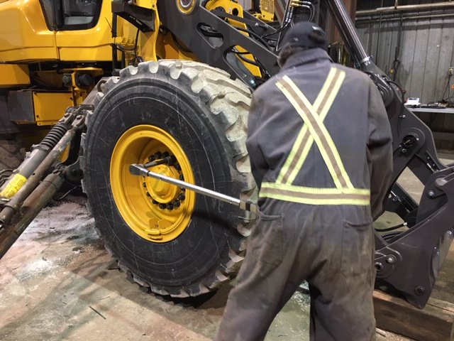 JenStew73969413's tweet photo. Another West Carleton Carleton OYAP student changing a tire on a Volvo L90H Wheel Loader. Thanks #STRONGCO!
#WCSSCoop @OCDSB @WestOnline @WestCarletonSS @DarrylWestvp https://t.co/dPOZ6DrTZD