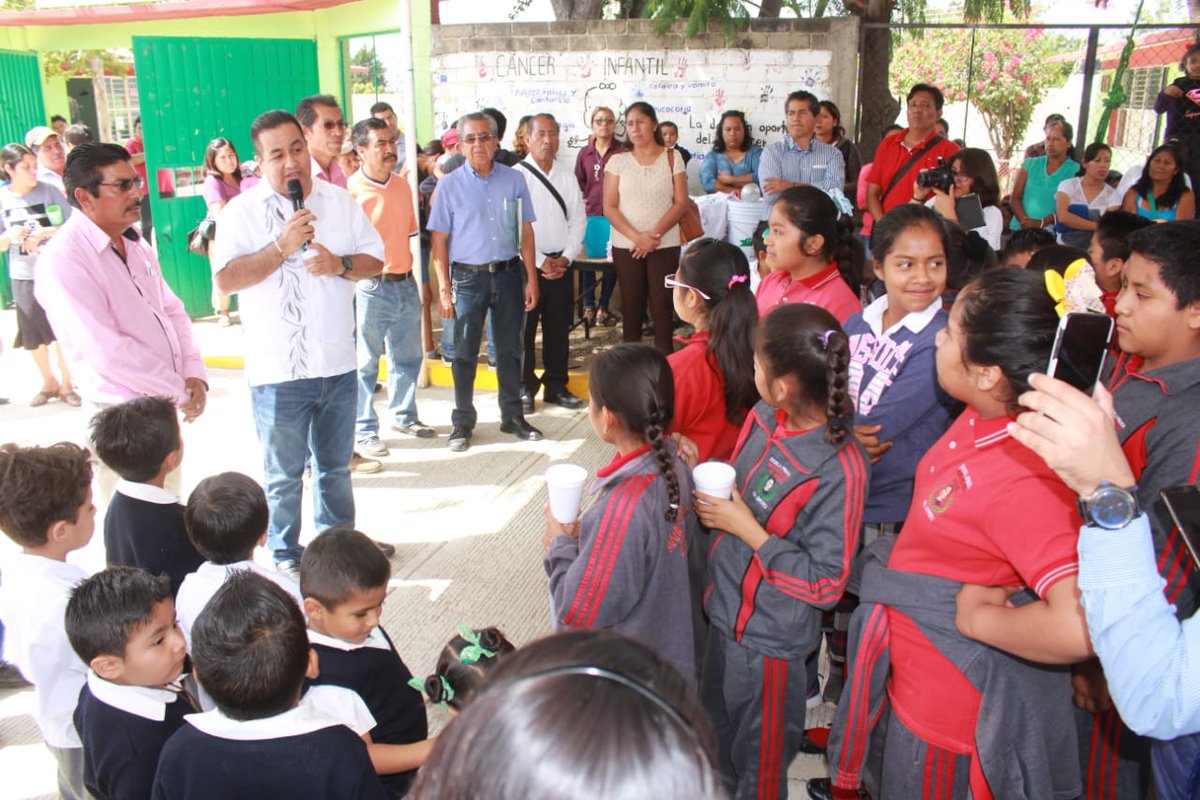 Con mucho entusiasmo, junto a autoridades municipales, educativas y alumnado de la Esc. Prim. "Margarita Maza de Juárez" y Jardín de Niños "Frco. Gabilondo Soler", inauguramos la pavimentación de la calle "Cosijopí" en la Colonia Zapoteca de la Villa de Zaachila, 1/2.