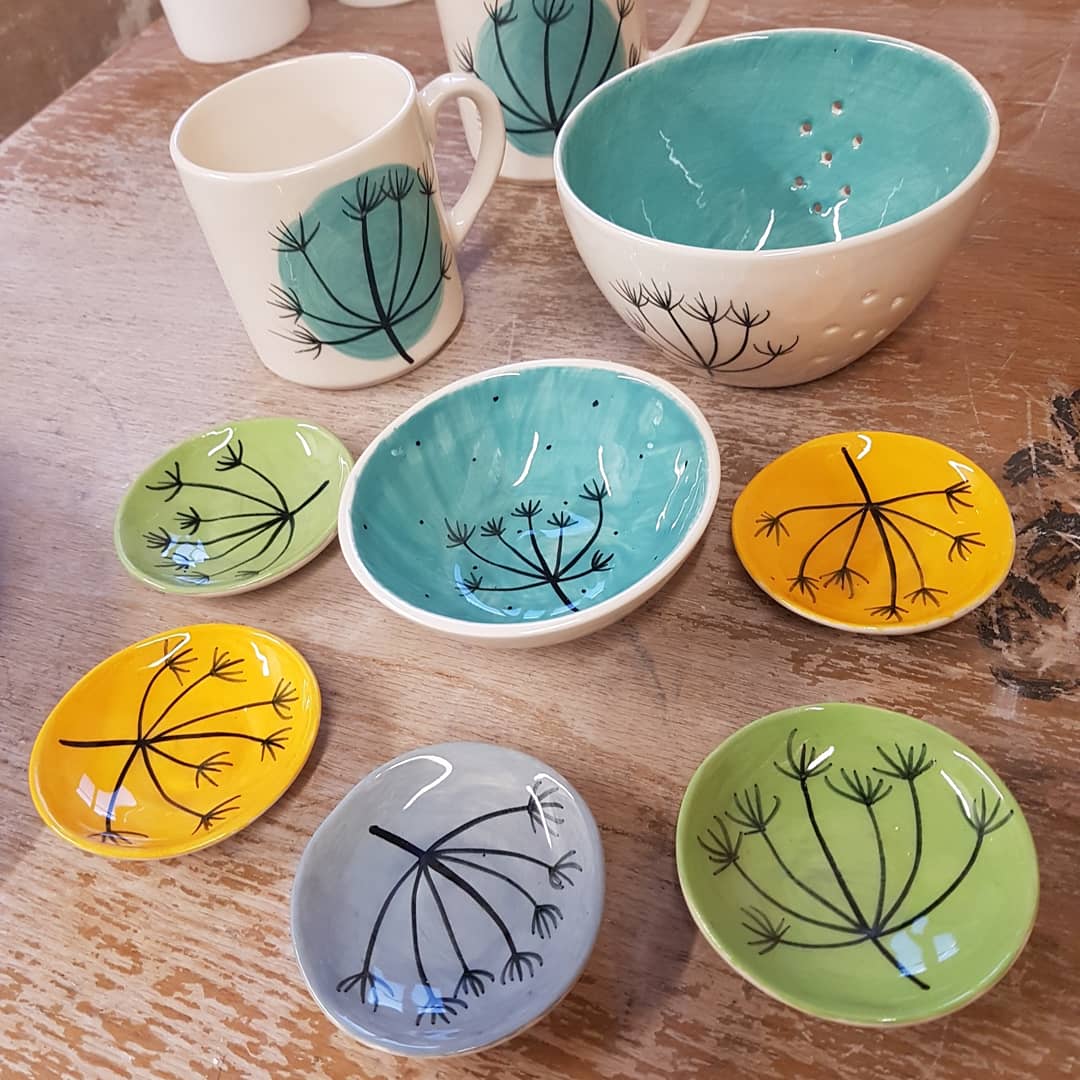 hogweedpottery's tweet photo. And they're out... all fine except the coasters all need re-glazing. The fruit colander is a special, now made to order.
#hogweedpottery #mugs #bowl #earthenware #tableware #ringdishes #tinyplates #colander #fruitdrainer https://t.co/O2VKjkP6Xz
