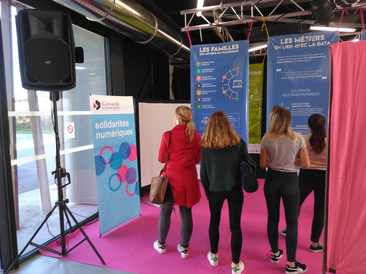 mariannemx's tweet photo. Les classes de lycées se succèdent sur l'expo de @Frequenceecoles sur les métiers du numérique au @LinkLibourne https://t.co/znODtc6ijJ