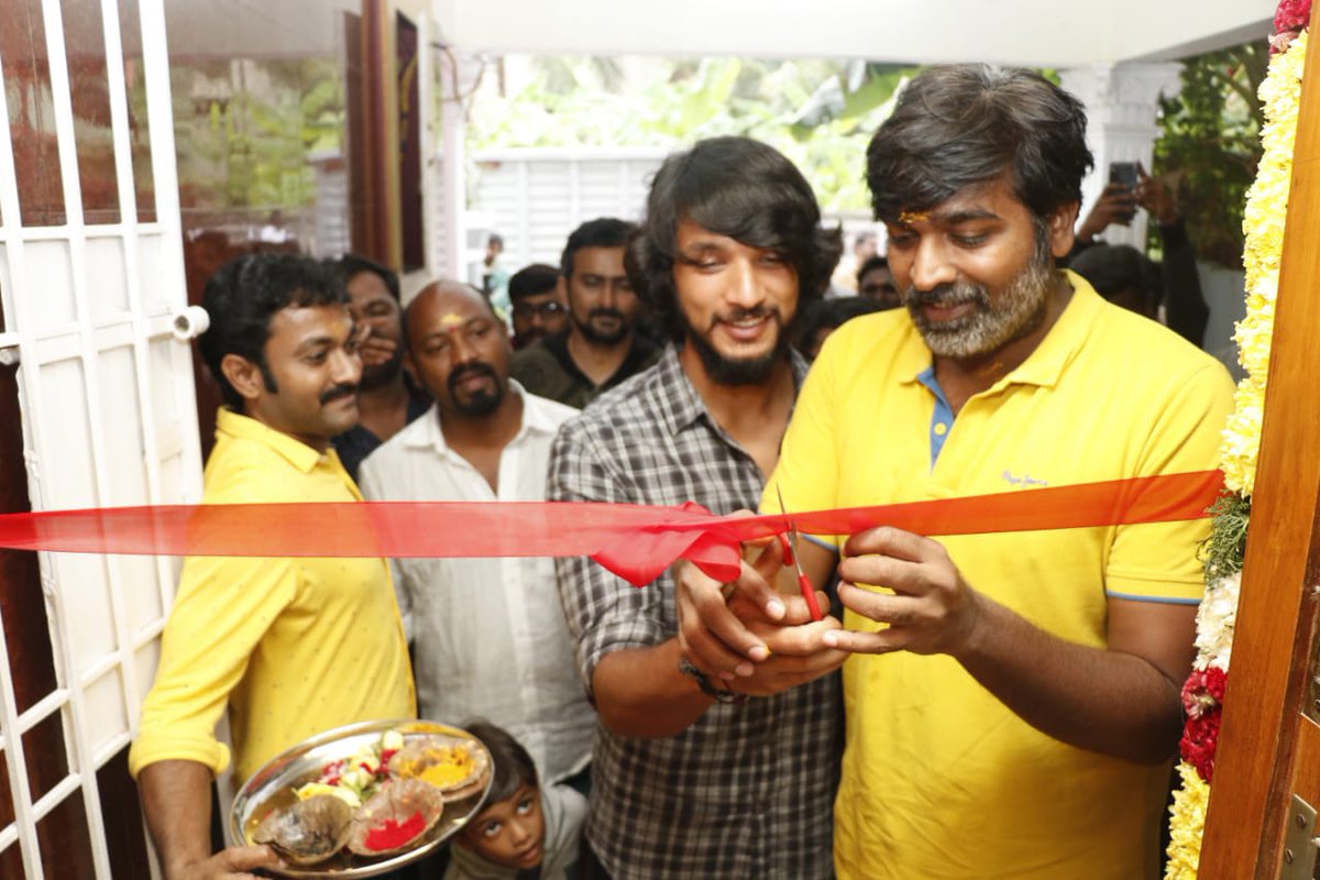 tbcupdate's tweet photo. Congrats Producer #Anbu sir @Gautham_Karthik bro Dir @Arun_chandhiran bro &amp; @sooriofficial machan for ur new movie 😍💐
#WhiteLineProductionNo1

@WhiteLineProd @iamrammy_ramesh @GopiCinePRO
@CtcMediaboy https://t.co/UWgjXoHVTP