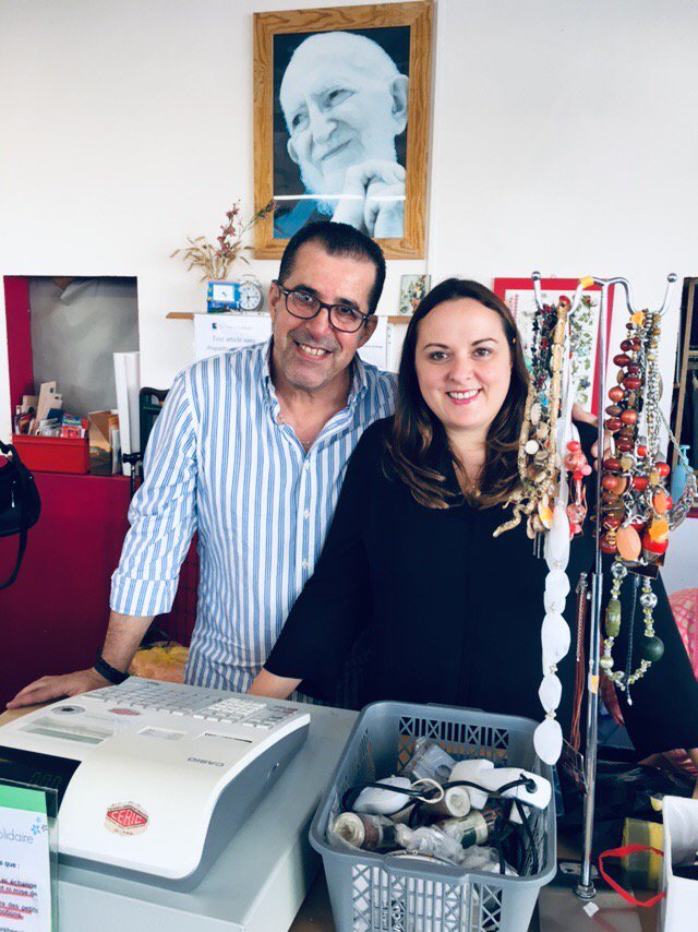 PerformicsFr's tweet photo. Tout comme les bénévoles qui travaillent chez Emmaüs, Alexandra et Juliana sont sur tous les fronts ! Ici dans la boutique de Maisons-Alfort, elles participent à la réception et au rangement des articles, à l’accueil, et prêtent main forte aux employés. #PerformicsHelps https://t.co/KytMQFu54S