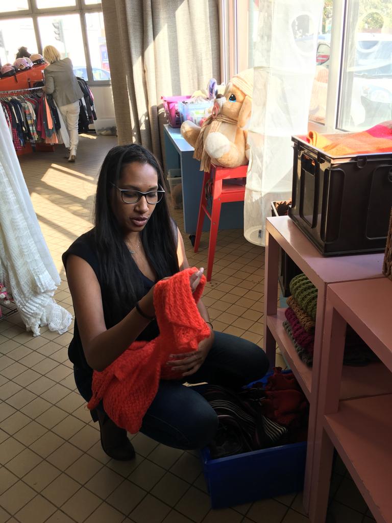 PerformicsFr's tweet photo. Tout comme les bénévoles qui travaillent chez Emmaüs, Alexandra et Juliana sont sur tous les fronts ! Ici dans la boutique de Maisons-Alfort, elles participent à la réception et au rangement des articles, à l’accueil, et prêtent main forte aux employés. #PerformicsHelps https://t.co/KytMQFu54S