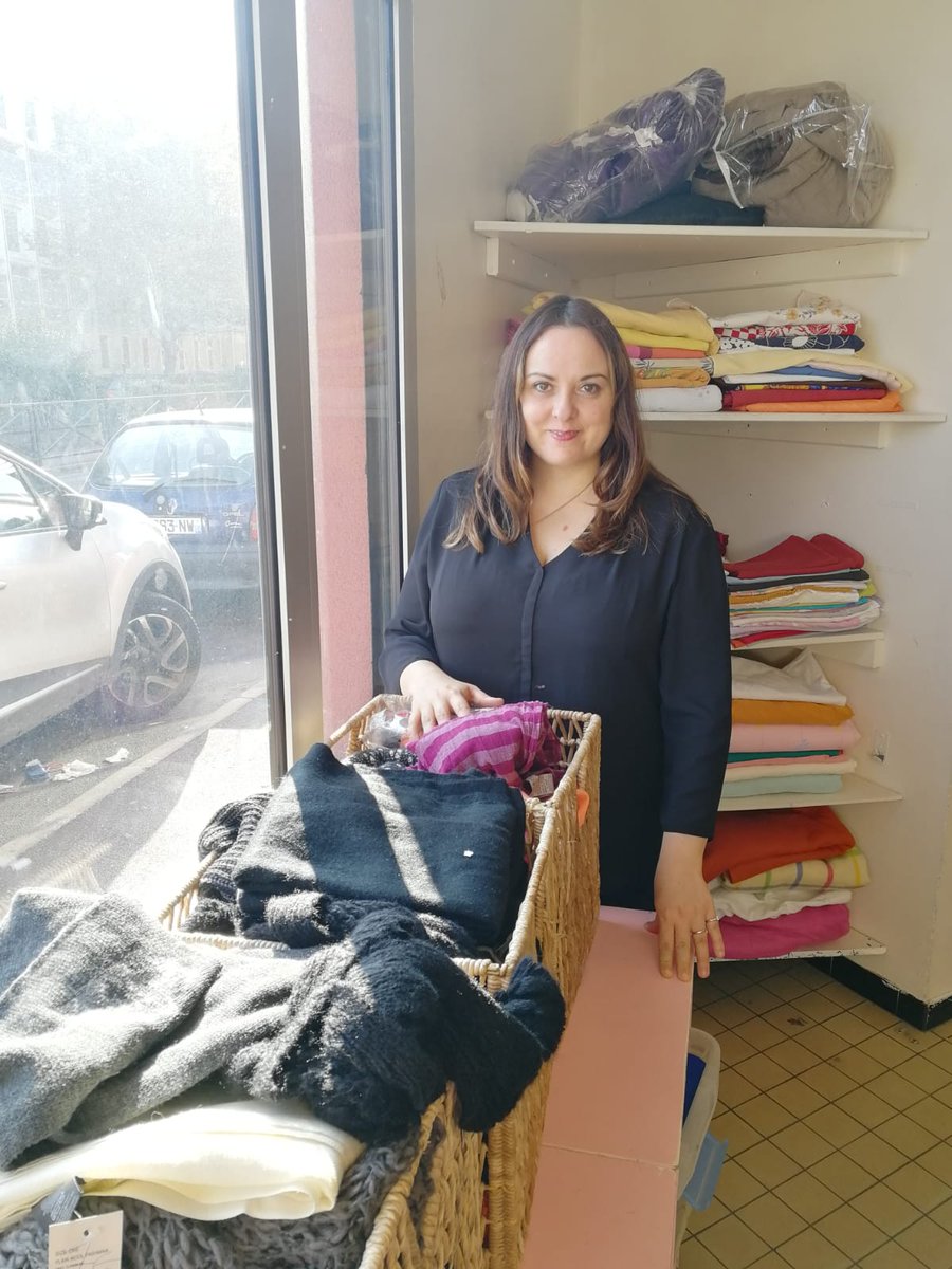 PerformicsFr's tweet photo. Tout comme les bénévoles qui travaillent chez Emmaüs, Alexandra et Juliana sont sur tous les fronts ! Ici dans la boutique de Maisons-Alfort, elles participent à la réception et au rangement des articles, à l’accueil, et prêtent main forte aux employés. #PerformicsHelps https://t.co/KytMQFu54S