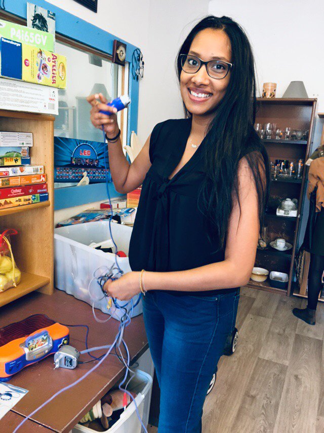 PerformicsFr's tweet photo. Tout comme les bénévoles qui travaillent chez Emmaüs, Alexandra et Juliana sont sur tous les fronts ! Ici dans la boutique de Maisons-Alfort, elles participent à la réception et au rangement des articles, à l’accueil, et prêtent main forte aux employés. #PerformicsHelps https://t.co/KytMQFu54S