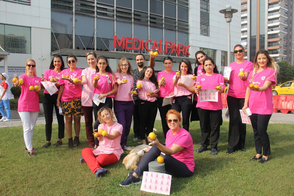 MEME KANSERİ'Nİ KADINLAR ANLATTI
Meme Kanseri Farkındalık Ayı etkinlikleri kapsamında hastanemizde görev alan kadın çalışanlarımız pembe tişörtlerini giyerek hastaneye gelen ziyaretçileri ve çalışanları meme kanseri hakkında bilgilendirdi. 
#memekanserifarkındalıkayı