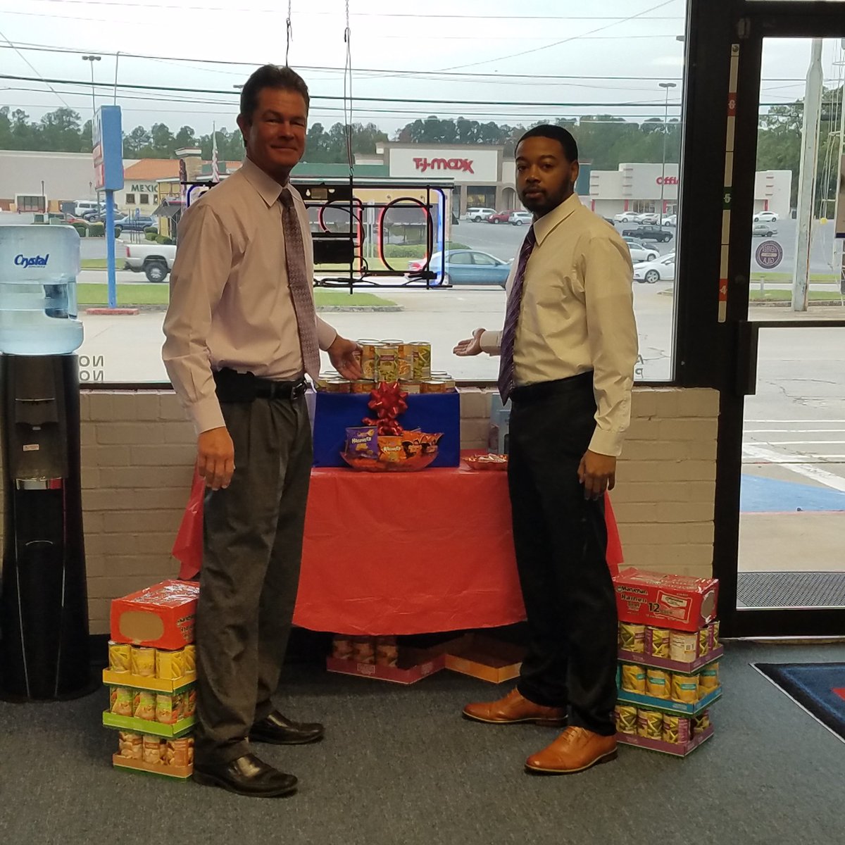 SonjaACampbell's tweet photo. Purple Friday! #TMXCares #DomesticViolenceAwareness #fantasyfooddraft #fantasyfooddrive #ShowO #TEAMPURPLE @OBielss @Steven_Thomas19 @JimVaughanTMX @GADistrict54 https://t.co/4TlZrWimvg