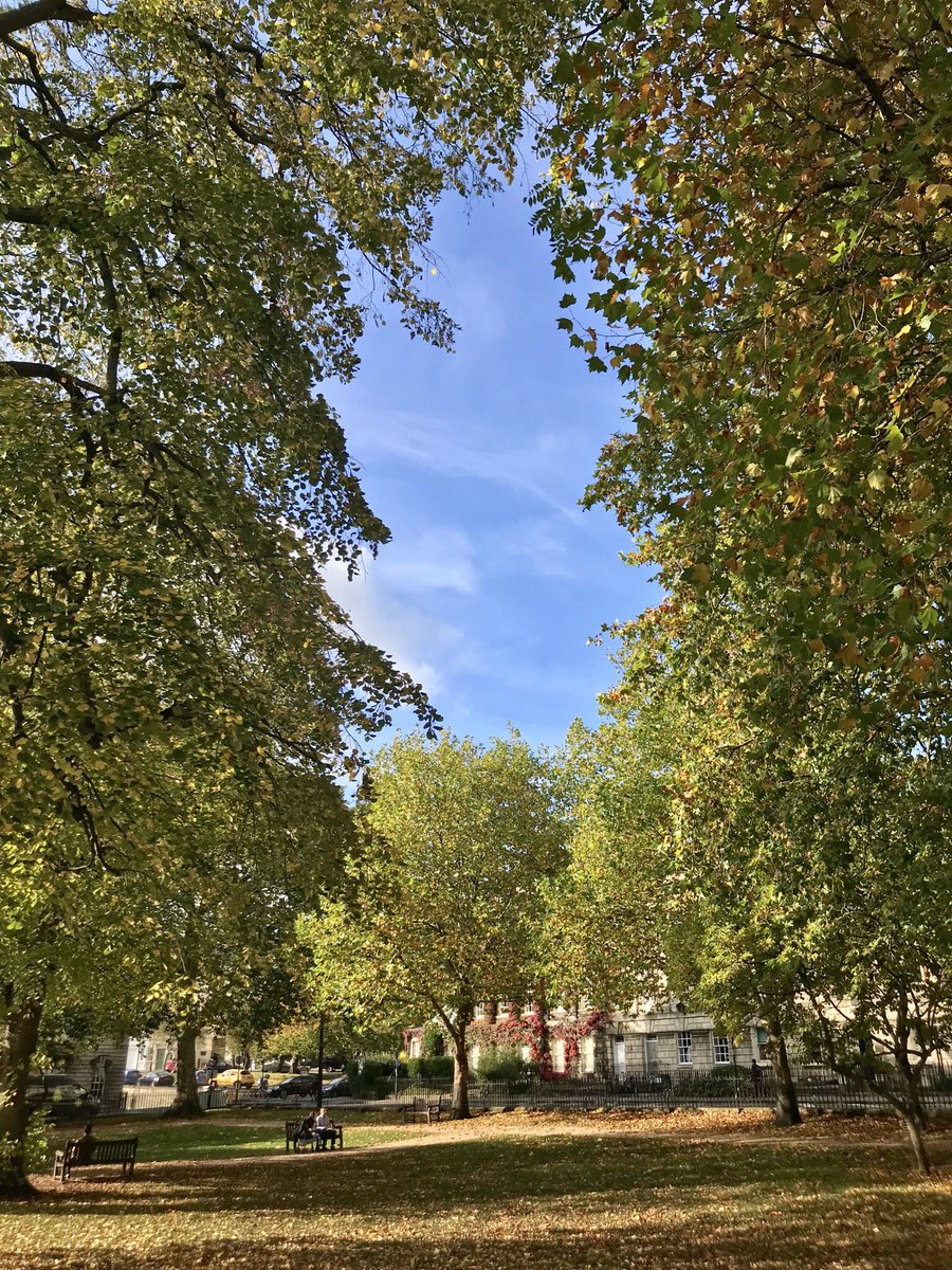 BathAcademy's tweet photo. What a gorgeous day in Bath, and how fortunate are we to be able to work and study on beautiful Queen Square! πππ. Happy #Friyay everyone π.
#welovebath #studyinbath #studyabroad #sixthform #languageschool #learnenglish https://t.co/3PoP0LKzXa