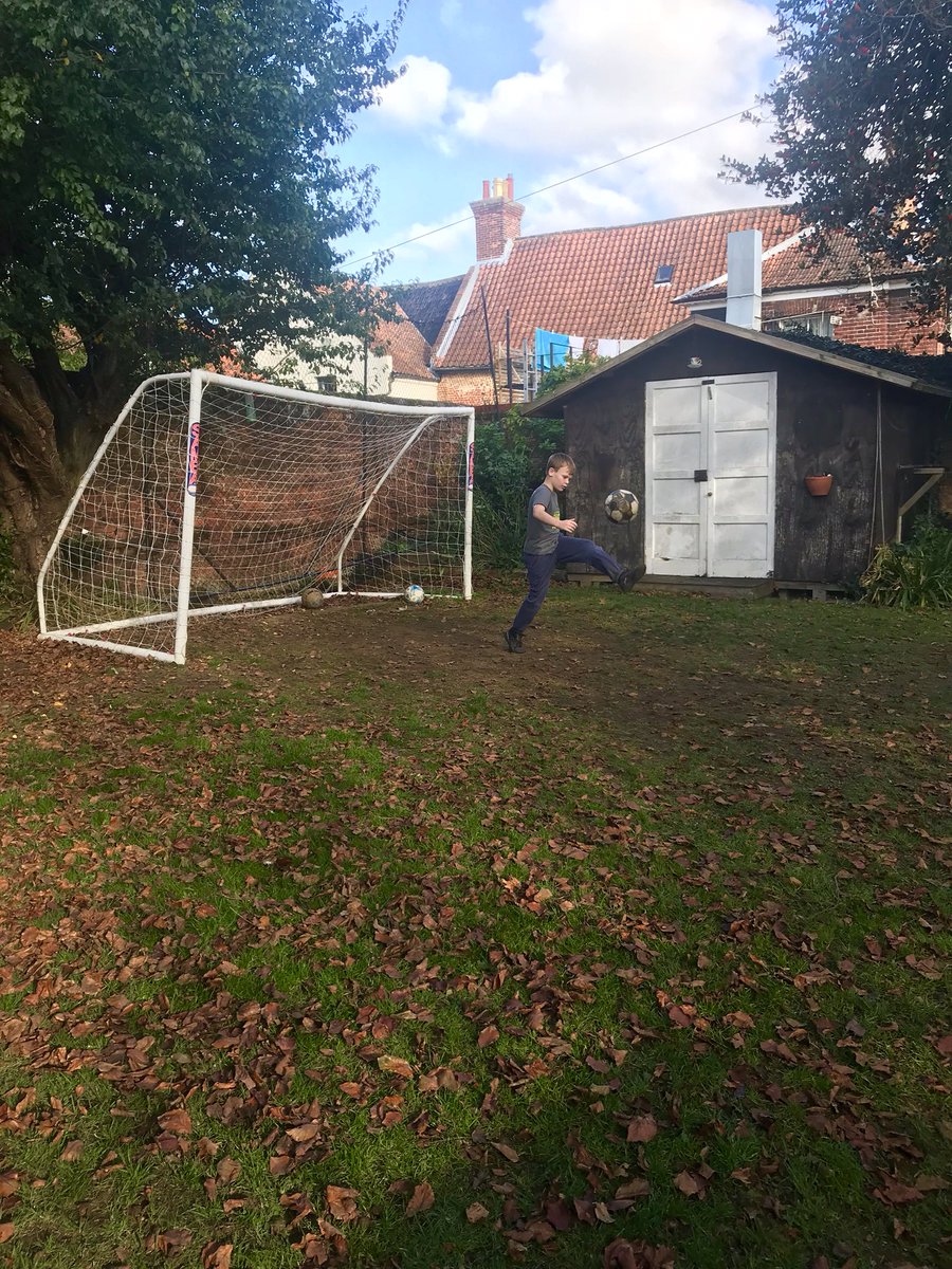 Joeyup's tweet photo. Beautiful autumn days & Luca’s new keepy up record 683 @NorwichCityCSF @JDRFUK
#type1awareness #type1footballer #type1diabeteslookslikethis #type1warrior #type1athlete #type1d #type1kids #type1fit #autumn #autumncolors #autumnleaves #autumnvibes https://t.co/R3zkQ1Re7s