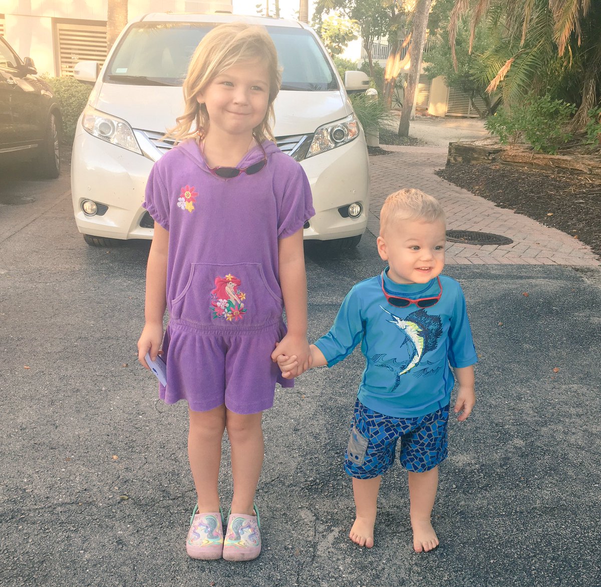 StefHarmon's tweet photo. When you’re at the beach earlier than you’re usually at work these 2 are definitely involved. #before8am #beachmorning #quinnlaura #samharmon #captivaisland #southseas https://t.co/Vek7P2mx8u