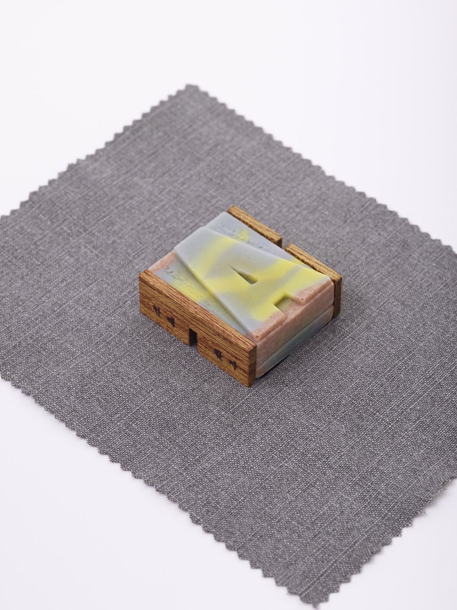 galleryfactory's tweet photo. “구텐베르크버블”에서 많은 사랑을 받은 켈리의 한때 활자와 콜라보인“한때활자x팩토리에디션”라인을 #언리미티드에디션10 에서 처음으로 선보입니다. 비누는 물론 포장재와 형태를 잡아주는 나무 조각까지 버림없이 쓰여지기를 바라는 바람으로 고심해 개발했습니다. 팩토리투의 부스는 2층J6 입니다. https://t.co/DutAE7mwCP