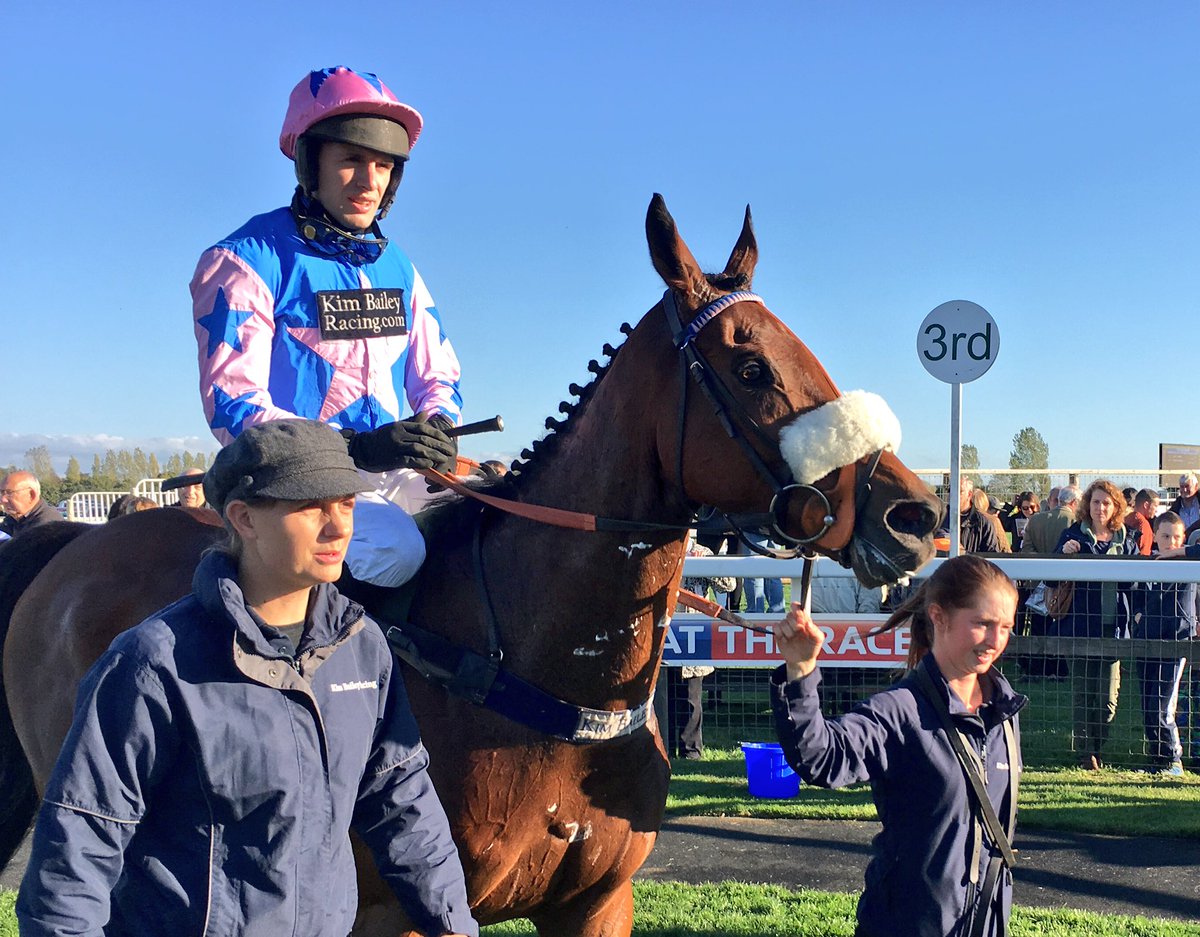 AtTheRaces's tweet image. One to keep on-side - half-brother to King George runner-up Double Shuffle, Rocky’s Treasure wins again over fences in our novice chase here at @FakenhamRC for @kimbaileyracing