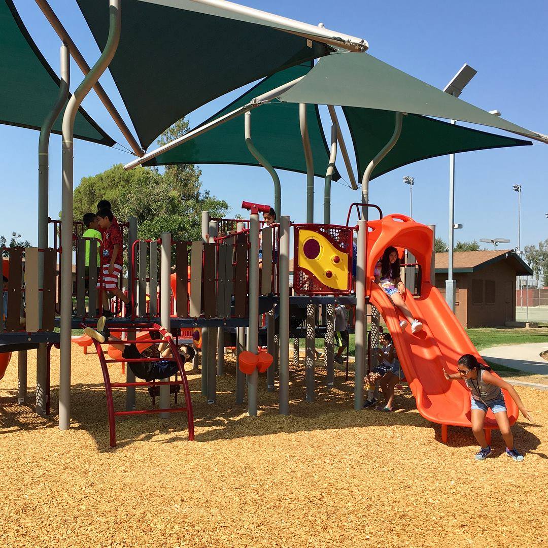 PlayCoreNews's tweet photo. McFarland, CA is a community with a strong commitment to health, wellness, and physical education. Using the research-based principles for youth fitness and inclusive play, they have designed a space for everyone to enjoy. #FeatureFriday #PlayCoreNDS #NDSPlayOn #NDSInclusion https://t.co/9ZBzAHSDmF