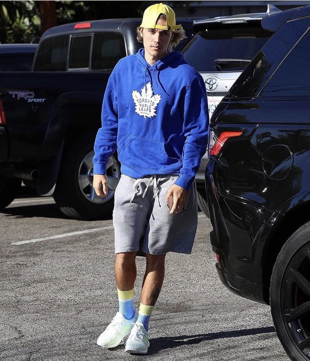 pitlanelando's tweet photo. Blue really does look so good on him 🤤 https://t.co/nrjbyqDCIz