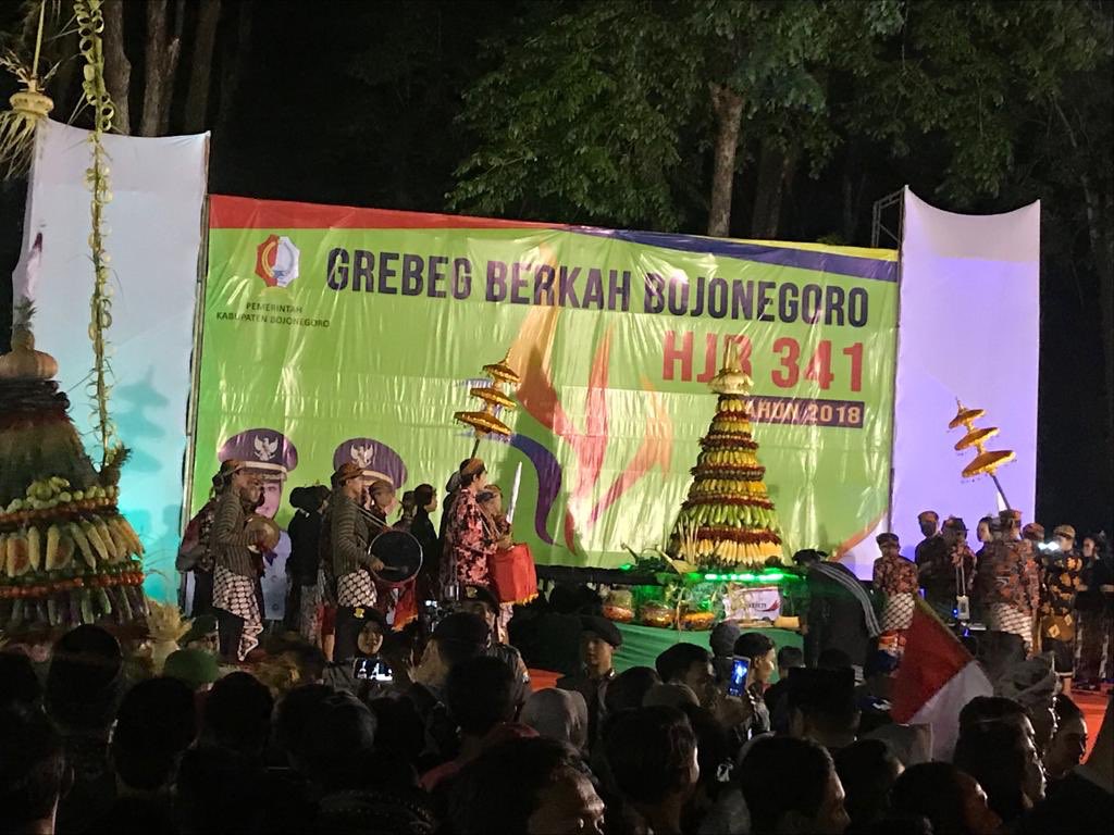 jurnaba's tweet photo. Hari jadi yang dilimpahi berkah. Hari berlimpah berkah. Berkah yang melimpah ruah. Keberkahan mana lagi yang engkau dustakan, Nabs?
#HJB341 #Grebegberkahbjn2018 #Festival #unik #tradisional #jawatimur #FridayFeeling https://t.co/Wjf50Rk3uP