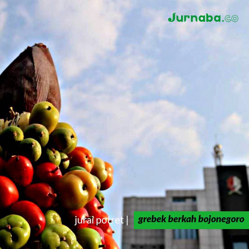 jurnaba's tweet photo. Hari jadi yang dilimpahi berkah. Hari berlimpah berkah. Berkah yang melimpah ruah. Keberkahan mana lagi yang engkau dustakan, Nabs?
#HJB341 #Grebegberkahbjn2018 #Festival #unik #tradisional #jawatimur #FridayFeeling https://t.co/Wjf50Rk3uP