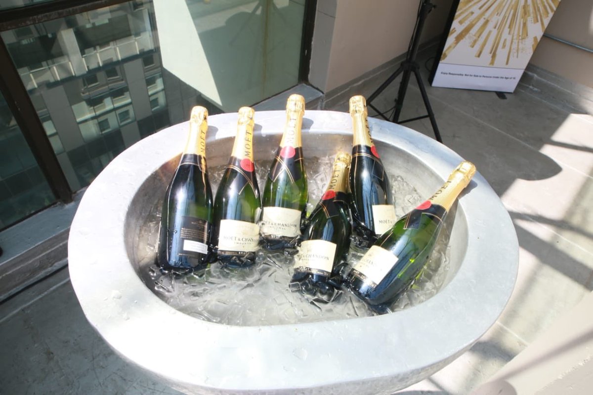 TheRoomsDiv's tweet image. #tsogowine #ChampagneDay #mustbemoet @capewinereview @ravinadasen @tsogosun