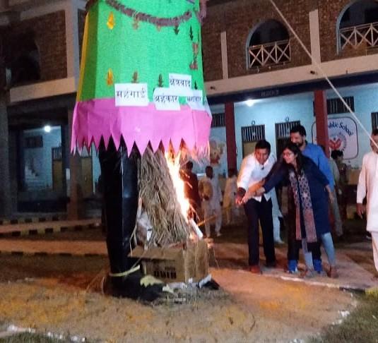 VandanaSsingh's tweet photo. DCW Chief @SwatiJaiHind at Dussehra celebrations at a school in Rohtak Haryana.

"मेरी यही प्रार्थना है कि आज हम सब ना केवल रावण के पुतले ���ो जलाएं बल्कि अपने अन्दर  और अपने समाज में छुपे रावण को भी जलाने की शुरुआत करें" - स्वाति मालीवाल https://t.co/DYZYPl9Q4l