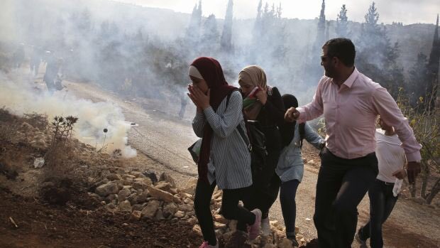 laielkha's tweet photo. #GroupPs_English
#GroupPalestine
Palestinians run away from tear gas fired by Israeli forces during clashes over an Israeli order 2 shut down a Palestinian school in the town of as-Sawiyah, S of Nablus,in the occupied WB/October 15th.Photograph:Jaafar Ashtiyeh/AFP/Getty Images https://t.co/QCjFanCgQK