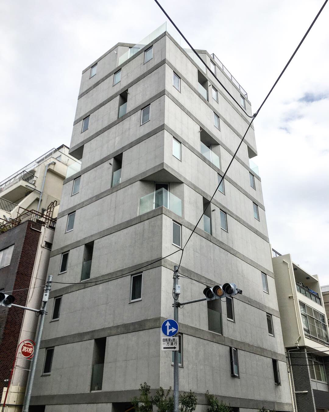 Tkyk Hrs Op Twitter 長谷川豪さんの御徒町のアパートメント 各階の住戸プランが違っていて それがファサードのランダムな表情を出している 帯状のフカシ部分は杉板型枠を使って 壁とテクスチャを明快に分けている T Co Yqrqfht8oi Twitter
