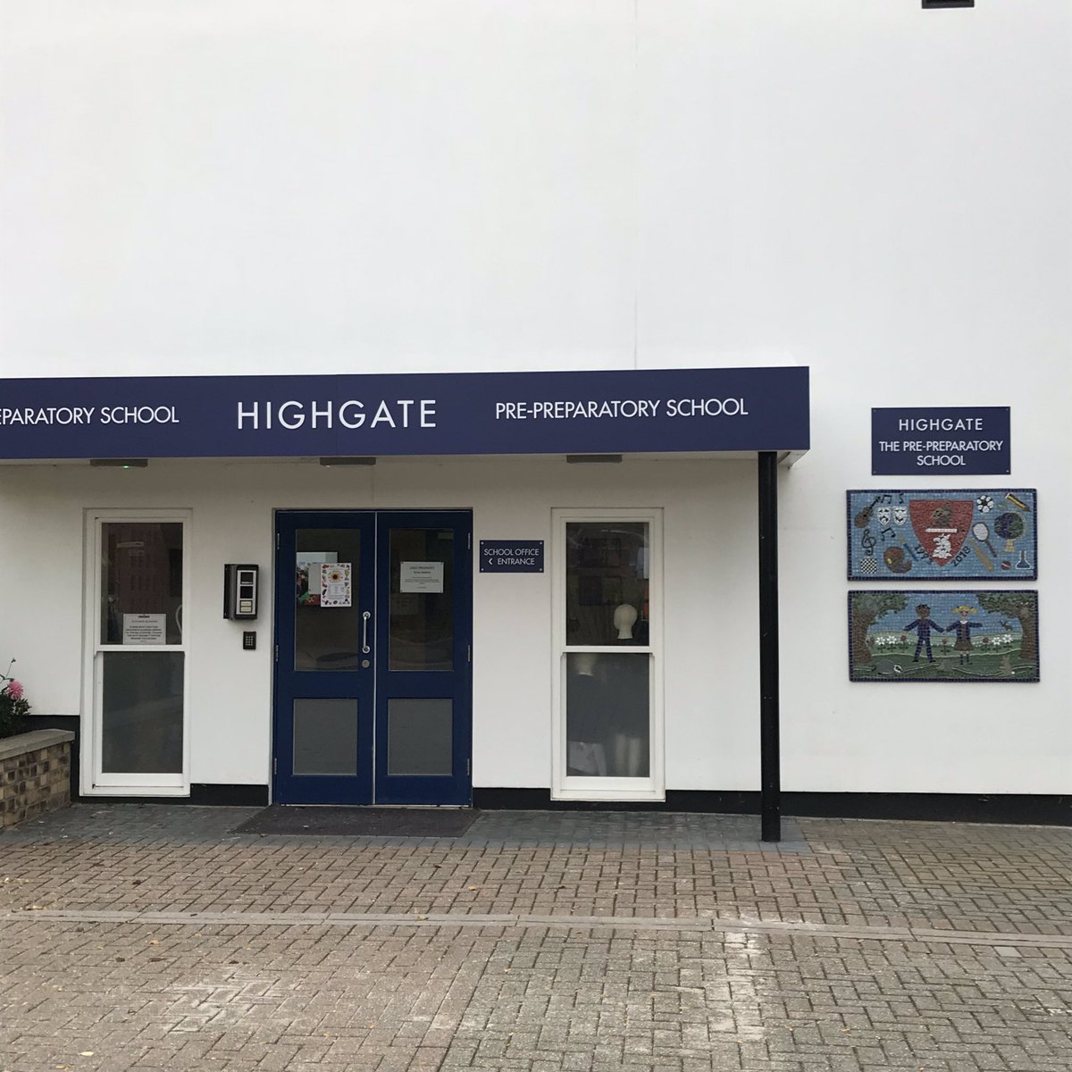 Yesterday I popped back to <a href="/highgate1565/">Highgate School</a>  to see my #mosaic artwork installed. This was a collaborative piece made last month and created with the help of the Pre-Prep children (ages 3 to 7 years) 🤗#highgateschool #highgate #independentschool #london