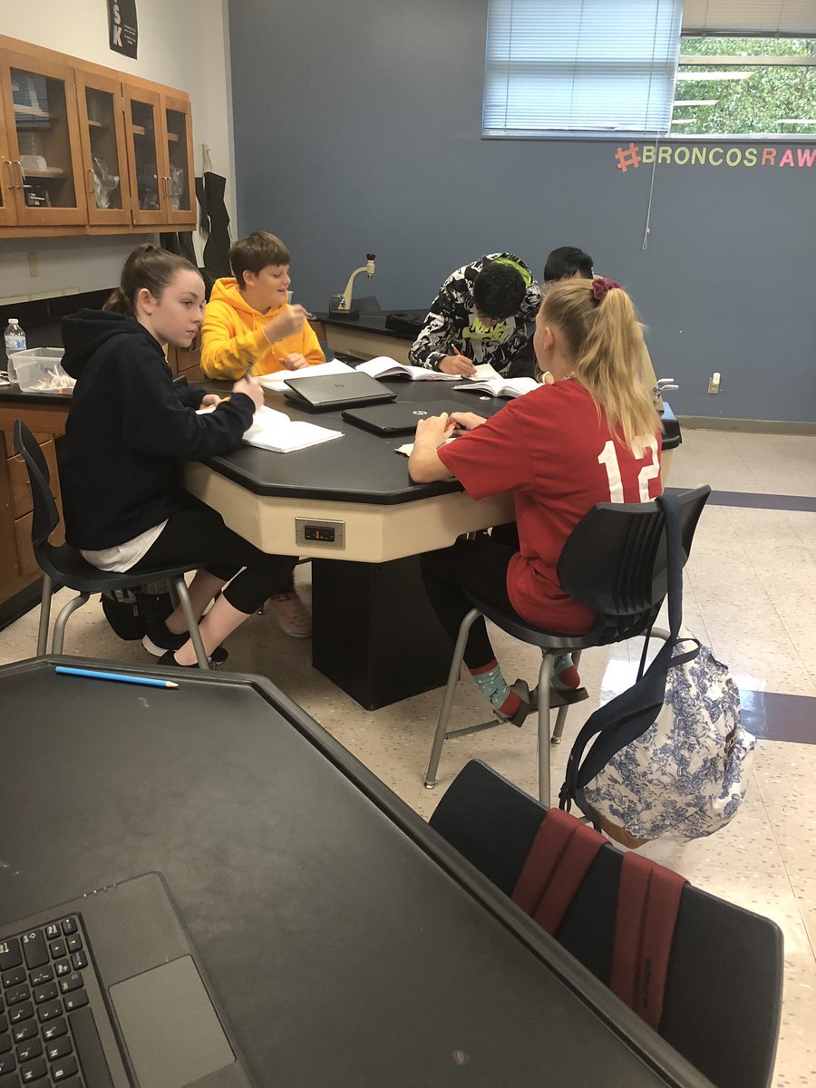 JohnsonScience's tweet image. Huddle Up to analyze and discuss lab results. Ask a Bio student why this happened! @HeritageMSAVID @HeritageBroncos #HMSscience