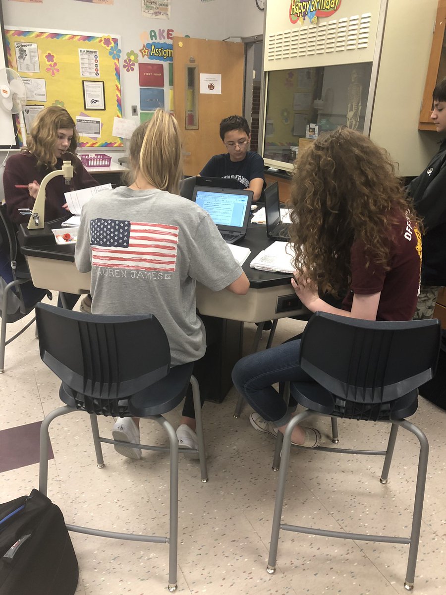 JohnsonScience's tweet image. Huddle Up to analyze and discuss lab results. Ask a Bio student why this happened! @HeritageMSAVID @HeritageBroncos #HMSscience